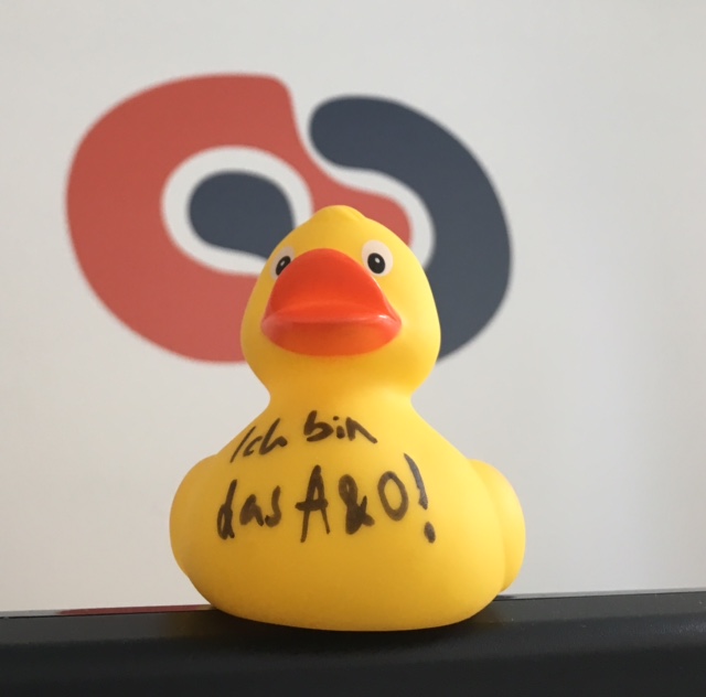 AO-Ente mit der handgeschriebenen Botschaft: Ich bin das A&O!