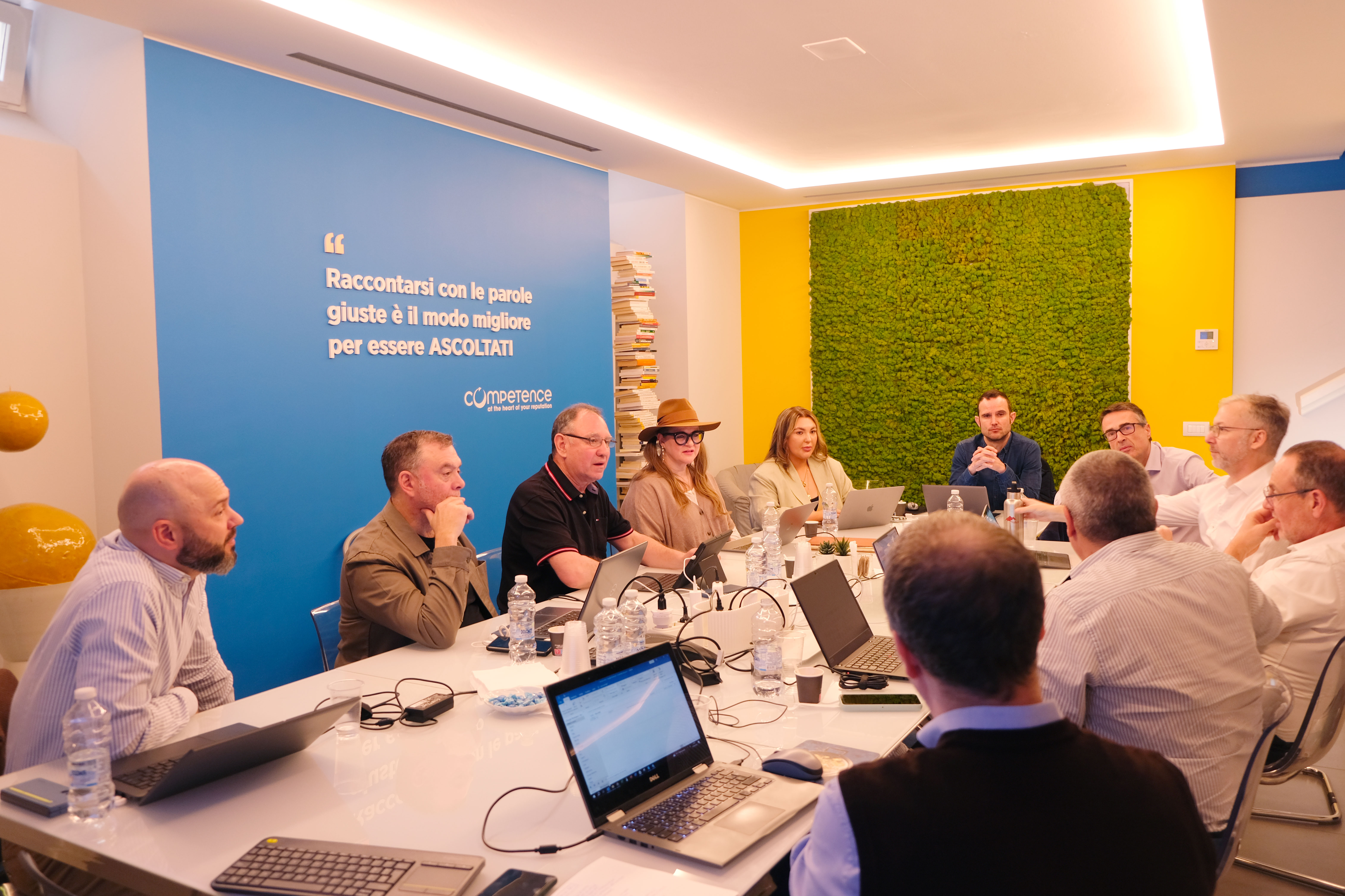 Internationales GOC-Treffen: Partneragenturen im gemeinsamen Austausch am Konferenztisch